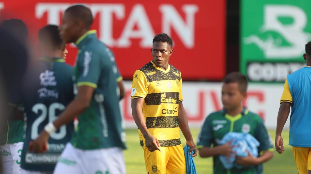 Cara de pocos amigos la de uno de los futbolistas del Real España tras perder el clásico sampedrano.