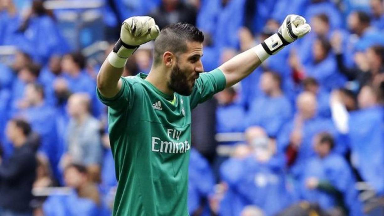 Kiko Casilla continuará en el Real Madrid. Pese a la llegada de Thibaut Courtois, si Andriy Lunin sale cedido podría quedarse como tercer portero de Julen Lopetegui. El alto sueldo del portero dificulta su salida, aunque hay varios clubes interesados.