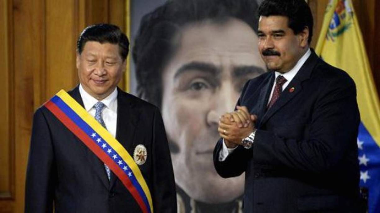 China, por su parte, pidió que se respete la decisión del pueblo venezolano tras la reelección de Maduro en unas elecciones marcadas por la exigencia de los opositores de que se repitan éstas por presuntas irregularidades registradas.<br/><br/>'Agradezco al presidente de la República de China, Xi Jinping, por su mensaje de reconocimiento por la gran victoria. Ambos países seguiremos nuestro destino común', apuntó en otro de sus mensajes Maduro, también incluyendo un emoticono, en este caso, de la bandera china.<br/>