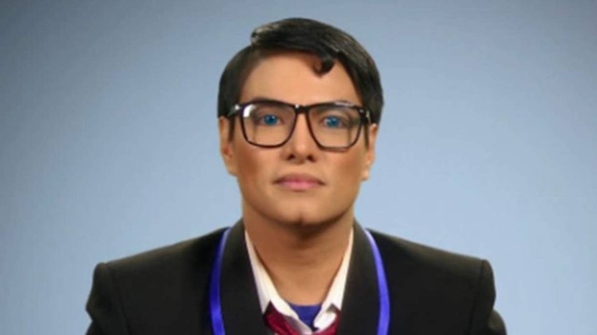 En casi veinte años de constante transformación, Chavez se ha sometido a más de 25 operaciones estéticas en su rostro. Inició operándose la nariz, luego los labios, la barbilla, se ha realizado blanqueamientos de piel y también se operó las caderas.