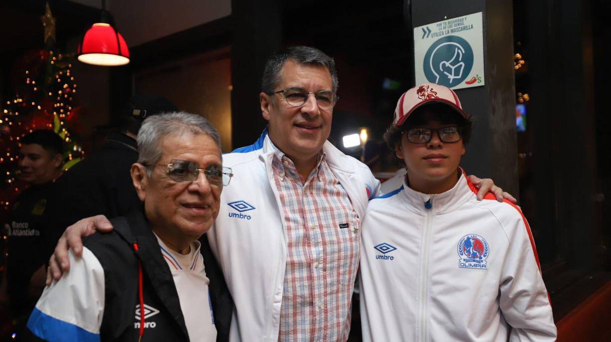 El mandatario del conjunto Albo compartió un lindo momento en las afueras del restaurante y compartió su alegría tras el nuevo título del Olimpia. 