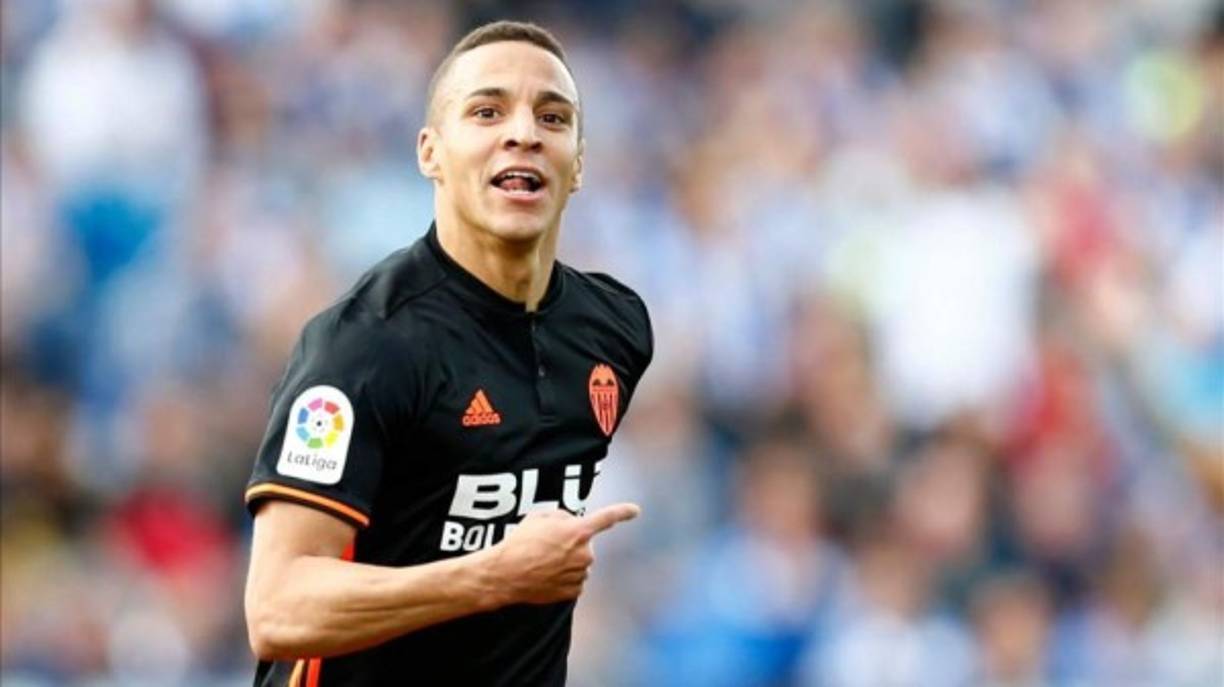 Si algún equipo quiere hacerse con los servicios de Rodrigo Moreno en este mercado de fichajes, tendrá que realizar un gran desembolso. El Valencia ha puesto al delantero español la cláusula de salida más alta de su historia, es de 120 millones de euros. Julen Lopetegui lo habría pedido para el Real Madrid.