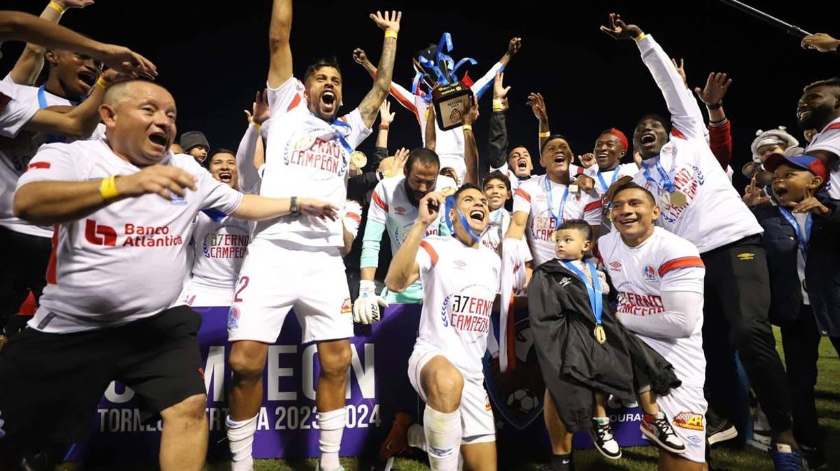 Los jugadores del Olimpia celebrando con la copa de campeón del Torneo Apertura 2023.