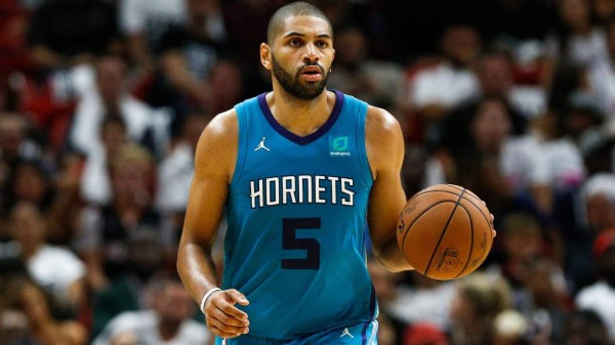 Nicolas Batum es un jugador de baloncesto francés de los Charlotte Hornets de la NBA. Mide 2,03 metros, y juega en la posición de alero. Gana 300.000 euros más que su colega de los Utah Jazz, Rudy Gobert.