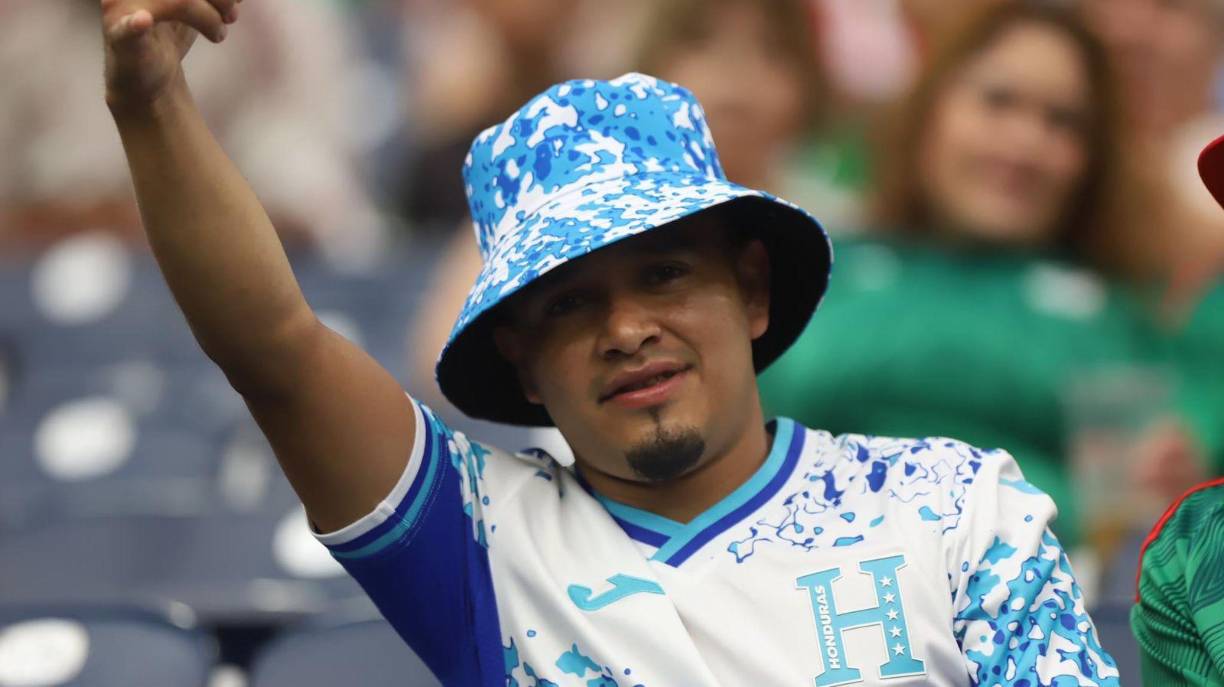 Los aficionados hondureños siempre llegan a acompañar a la Bicolor.
