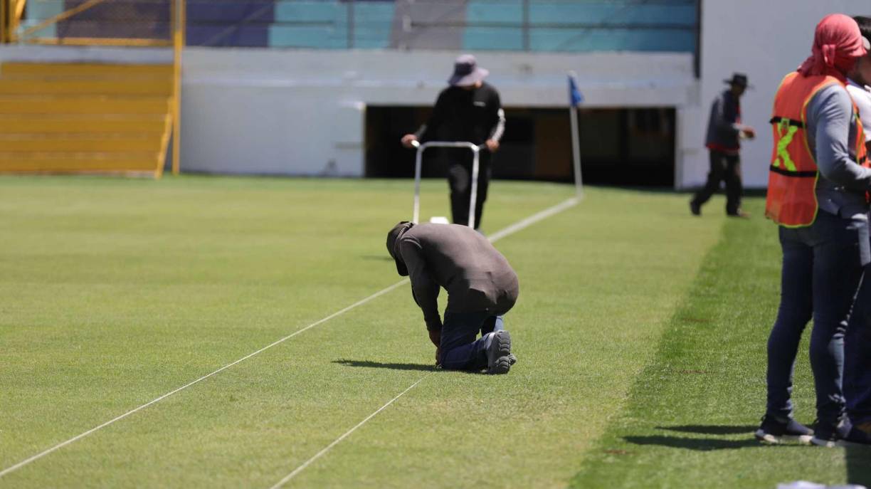 Personal le ha hecho últimos retoques al césped del emblemático estadio Morazán.