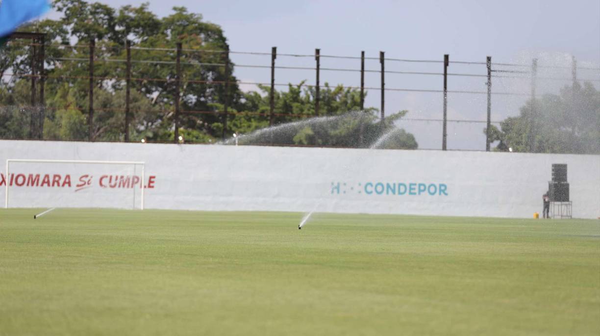 Se realizó riego al nuevo césped del estadio Morazán de San Pedro Sula.