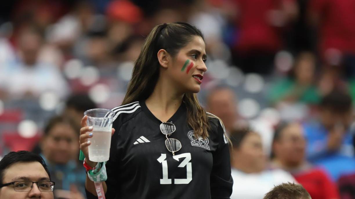 Una aficionada mexicana en el interior del estadio.