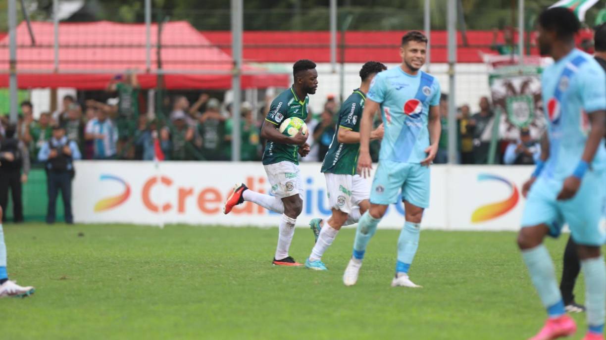 Clayvin Zúniga anotó dos goles, ambos de penal, las esperanzas estaban en Marathón en los últimos minutos.
