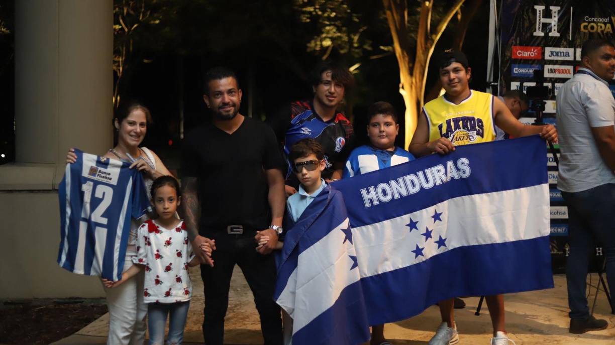 Previo a su llegada, varios aficionados catrachos se hicieron presentes para ver al futbolista del Brest de Francia.