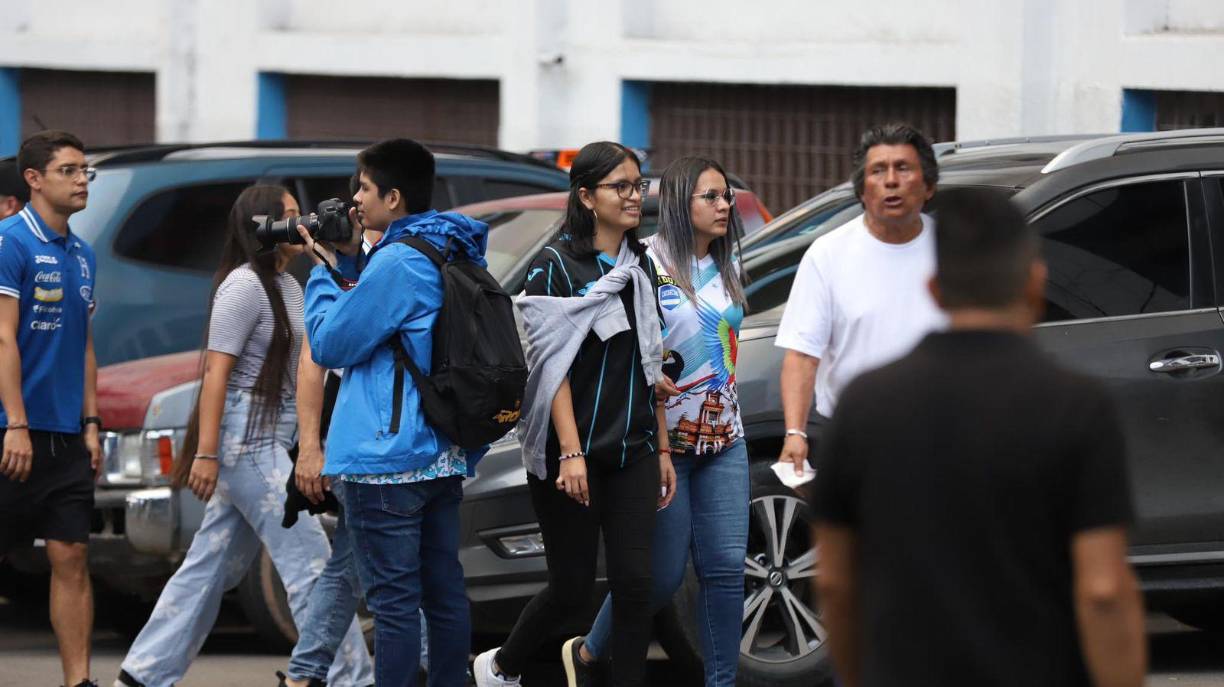 El partido arranca a las 8:00 pm, pero desde tempranas horas, las chicas también se sumaron para apoyar a la “H” en el importante duelo ante los aztecas. 