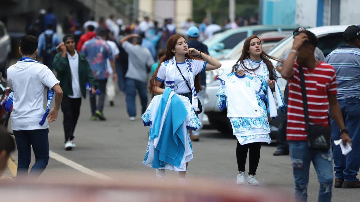 Sin duda alguna, la cámara de Diario LA PRENSA no pudo evitar dejar de captar a la hermosa chica en los alrededores del coloso capitalino. 