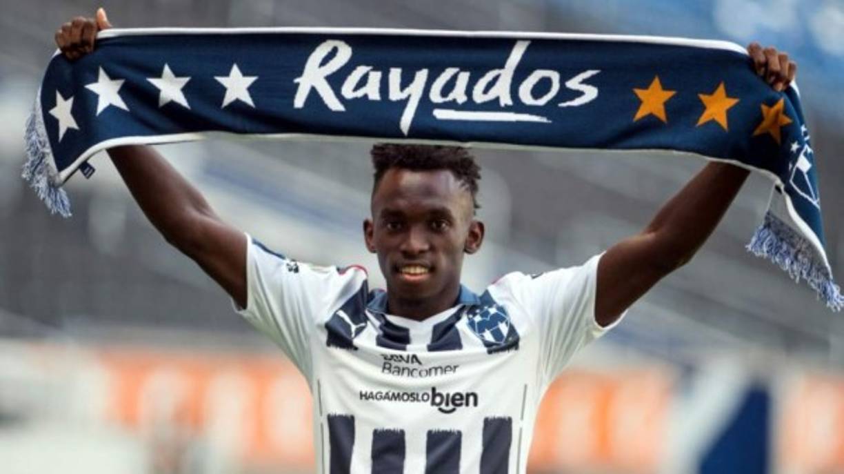 El hondureño ya posando con el uniforme del club mexicano.