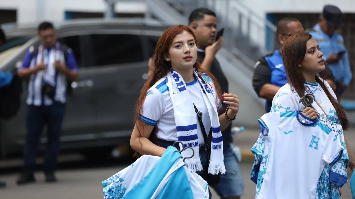 ¡QUÉ BELLEZA! La hermosa vendedora que robó suspiros en las afueras del Estadio Nacional y llamó la atención de muchos.