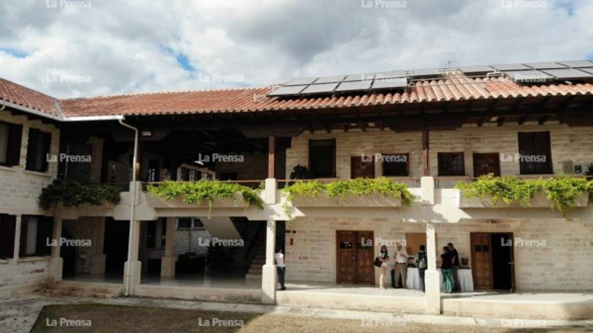 “Los éxitos de la educación zamorana están basados en varios pilares marcados a través de la historia. Entre esos pilares tenemos el panamericanismo. El tener una universidad adonde el 28% de la población es hondureña y el 72% son internacionales, provee una riqueza cultural única para nuestros estudiantes de poder compartir y aprender de otras culturas y de otros países”, dijo Luis Osorio, decano académico de El Zamorano.<br/>