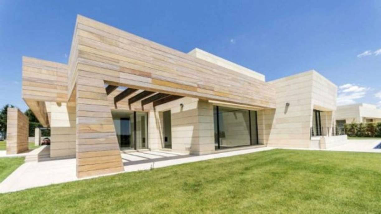 Los habitantes de la urbanización la finca disfrutan de un concepto de alta seguridad y extrema privacidad en sus casas de lujo, determinado por un triple sistema perimetral que rodea toda la urbanización con centenares de cámaras de vigilancia dotadas de rayos infrarrojos. Foto Instagram.<br/>