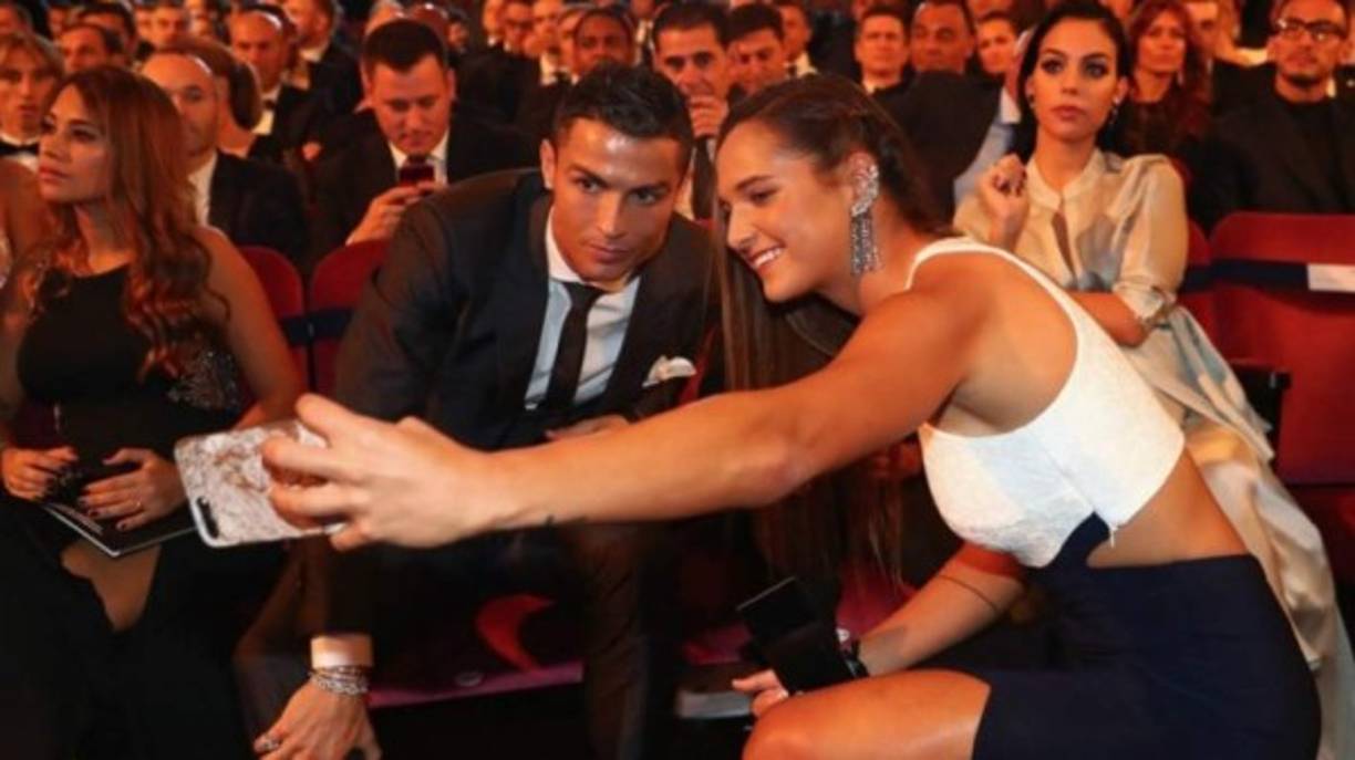 Ese mismo año también fue nominada para el premio Puskas al mejor gol por un tanto desde el centro del campo. No ganó ninguno de los dos premios, pero pudo conocer a su ídolo, Cristiano Ronaldo y no perdió la oportunidad de tomarse una selfie.
