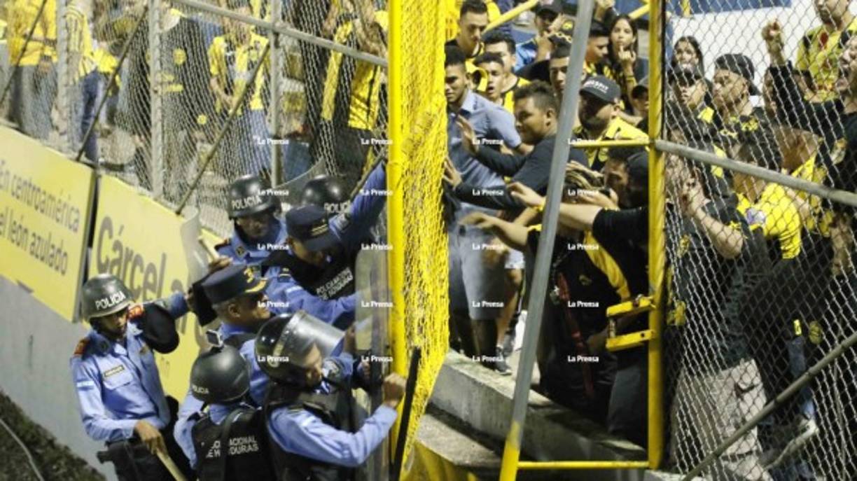 La Policía Nacional evitó que la barra del Real España se metiera al césped.