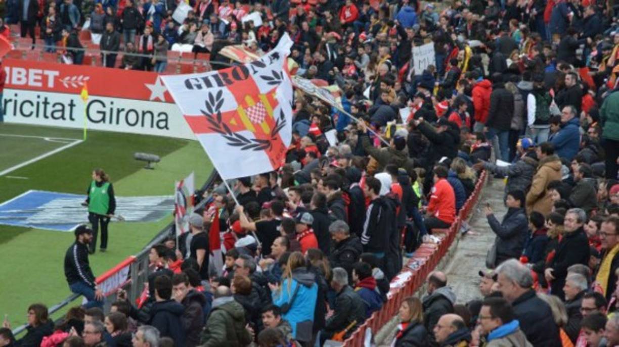 La afición del Girona llegó para apoyar al club ante Barcelona.