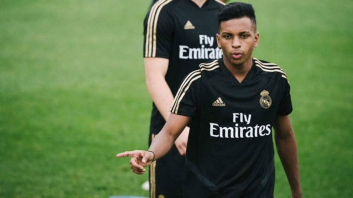 Según informa el diario Sport, Rodrygo podría recalar en el Espanyol en calidad de cedido. El conjunto periquito necesita reforzar su ataque tras la marcha de Borja Iglesias y parece haberse adelantado en la carrera por hacerse con el joven brasileño del Real Madrid.