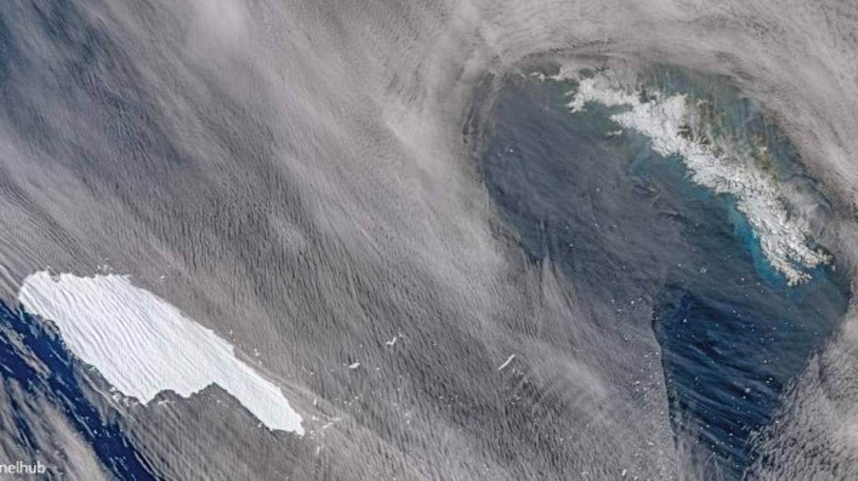 Las imágenes capturadas por un avión de la Royal Air Force británica muestran la magnitud del monstruoso iceberg, de 4,200 kilómetros cuadrados, cuya superficie está excavada con túneles, grietas y fisuras.