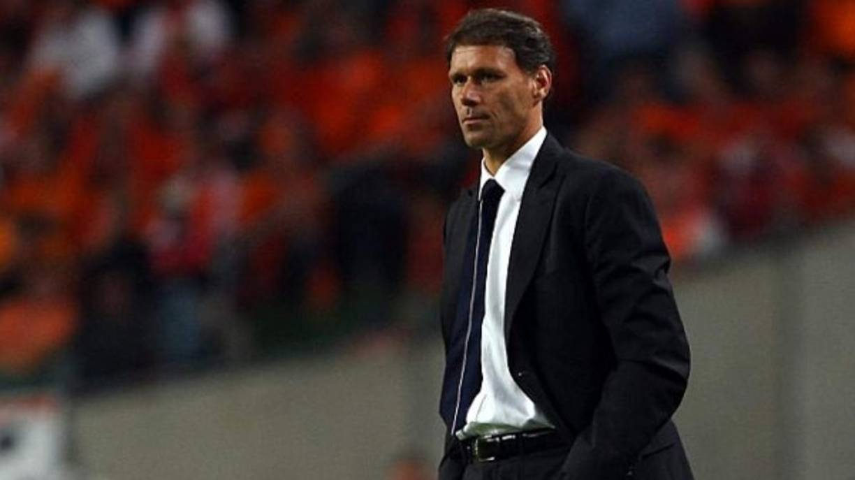 Marco Van Basten. Se hizo cargo de la escuadra holandesa para el Mundial del 2006. Estuvo hasta la Euro del 2008, al quedar eliminado a manos de Rusia. Pese a avanzar de ronda en ambos certámenes, dejó a la Naranja Mecánica sin galardones. Fue un gigantesco atacante de raza mundia