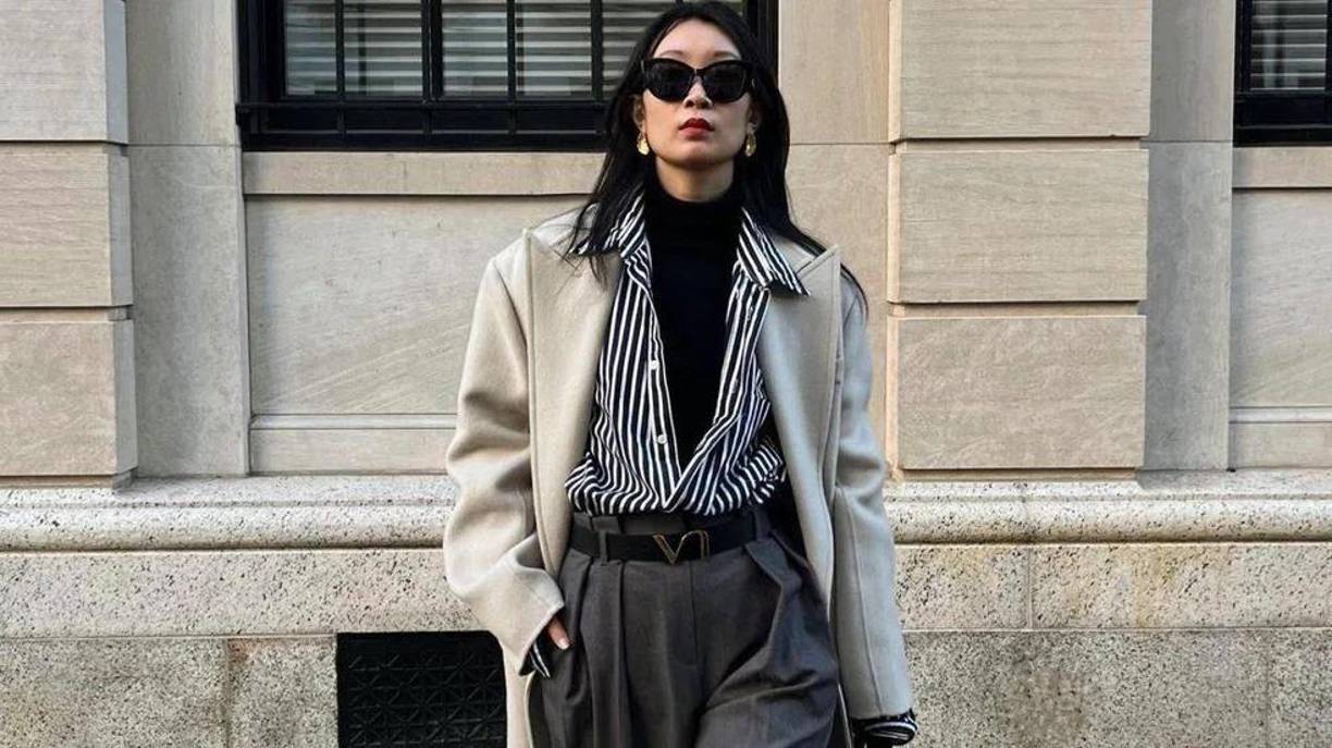 Las rayas verticales alargan y estilizan la figura. Por eso, unos pantalones de rayas verticales, por ejemplo, te harán lucir más alta. Eso sí, debemos tomar en cuenta que es un estampado más difícil de combinar. Lo ideal es usarlas en una blusa.