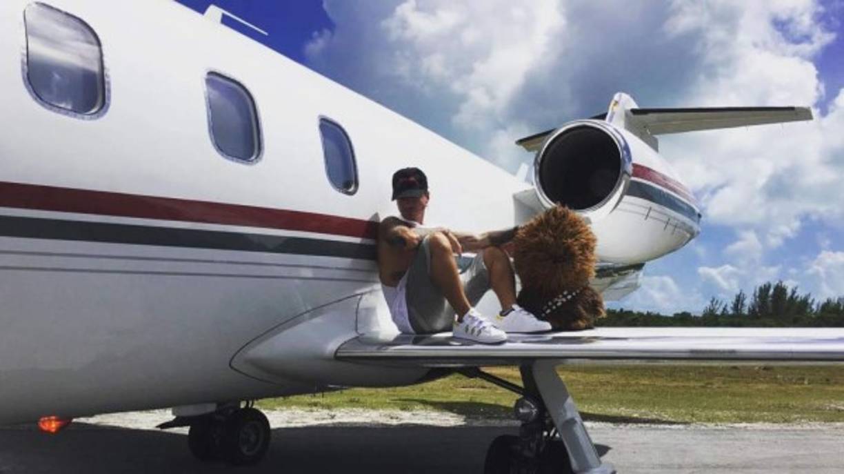 J Balvin antes de subirse al avión compartió esta fotografía en donde aparece con su amigo un oso de peluche que tiene un parecido a Chubaca.