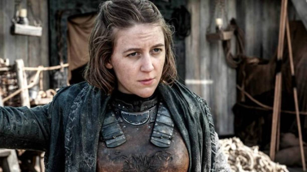 Juego de tronos ►Al mirar el Twitter de Gemma Whelan, quien interpretó a Yara Greyjoy en 'Juego de tronos', no solo notarás que la actriz luce mucho más atractiva en la vida real, sino también verás lo alegre que es.