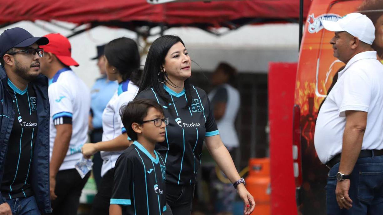Un hermoso ambiente, familiar y eufórico se vivió en las afueras del coloso capitalino previo al Honduras-México. 