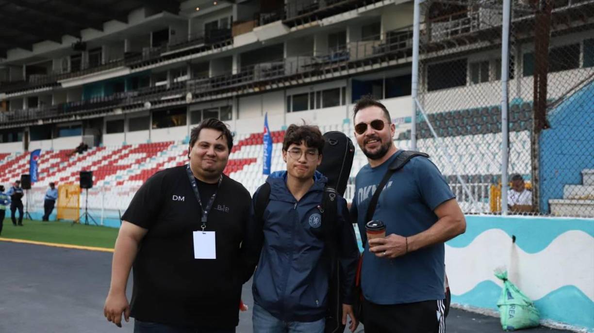 Polache también se hizo presente en el evento de despedida de Rambo de León y jugará en el partido.