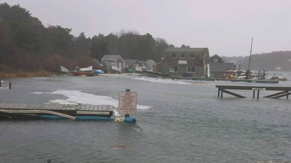 El aire del Ártico, acoplado a vientos fuertes a veces superiores a los 60 km/h, puede bajar la temperatura corporal y provocar hipotermia, advirtió el SNC.