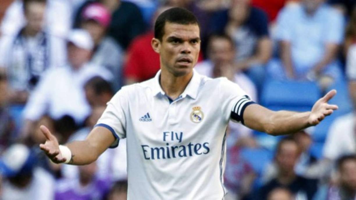Pepe tiene pie y medio fuera del Real Madrid después de que haya recibido una tentadora oferta de la liga china. El Hebei que entrena Manuel Pellegrini le dobla el sueldo que le paga el club blanco y le ofrece unos 10 millones de euros netos anuales. El Real Madrid le ofrece la renovación por un año, más otro opcional, pero Pepe quiere dos años más de contrato. Según informa el diario Marca, el luso tiene dos ofertas irrechazables del fútbol chino.