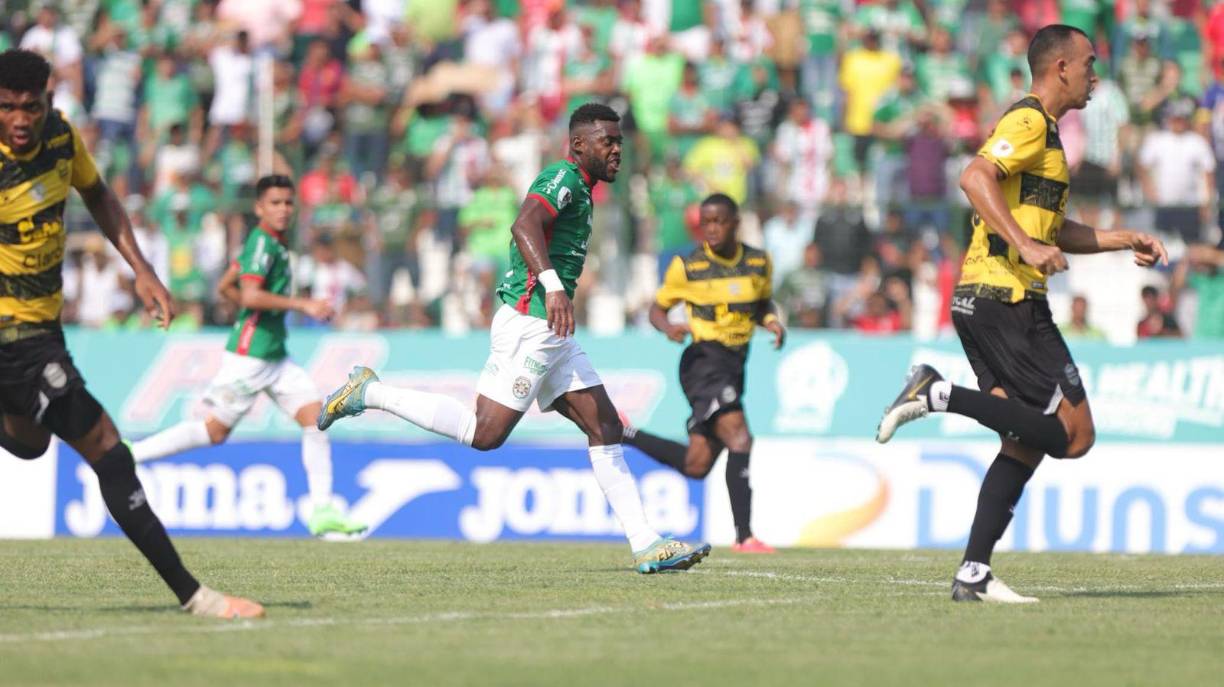 El primer tiempo nos dejó acciones peligrosas en ambas porterías, pero fue “Buba” López que se puso el traje héroe ante las llegadas constantes del cuadro verdolaga.