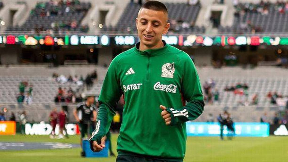 Delanteros: Roberto Alvarado, quien llegó en sustitución de Alexis Vega.