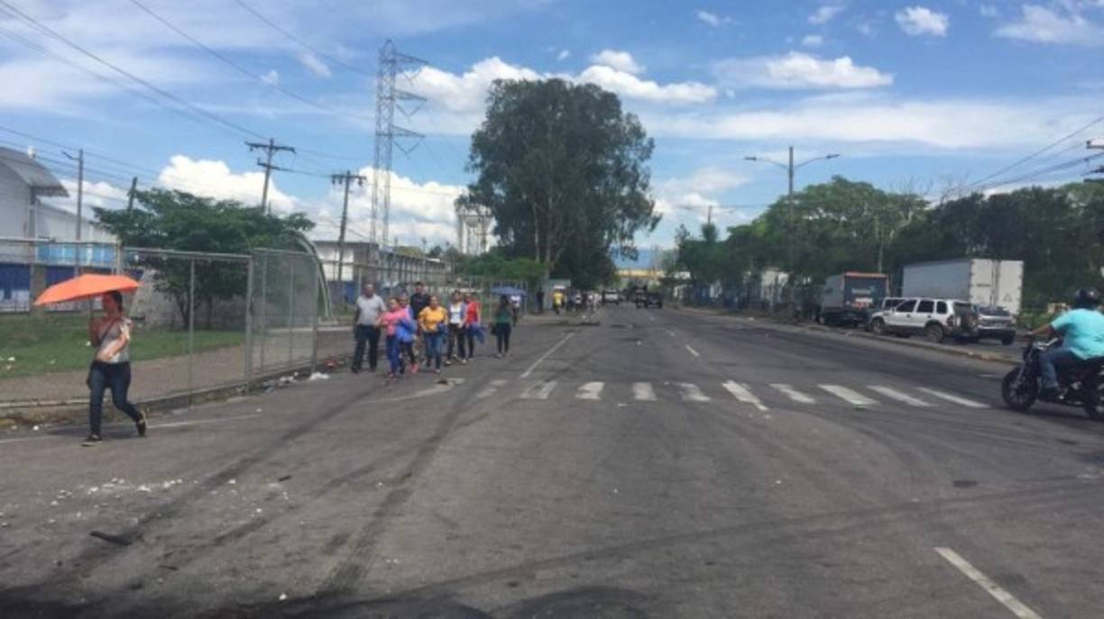 Los ciudadanos que fueron a laborar este día tuvieron que caminar para llegar a sus hogares este viernes.
