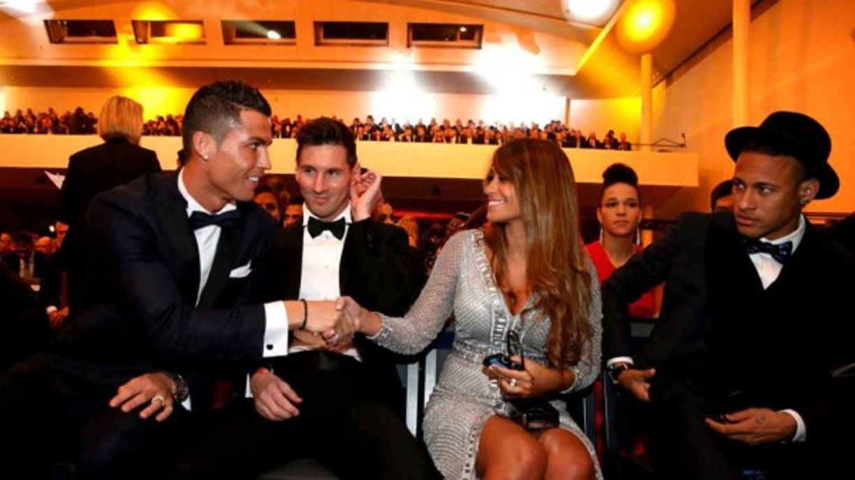 Messi sonríe mientras Cristiano Ronaldo saluda a su mujer Antonella Roccuzzo en la gala del Balón de Oro de ese año. Neymar observan atentamente. Una foto que dio mucho de qué hablar.