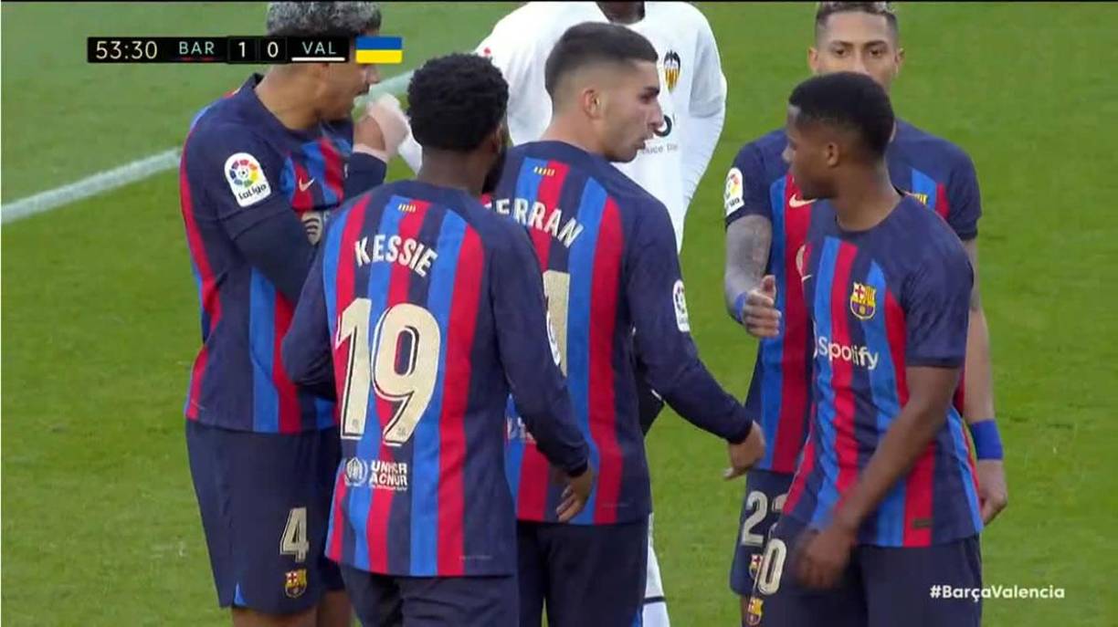 Un momento tenso se vivió en el minuto 53 del partido cuando el árbitro pitó un penal a favor del Barcelona. Ferran Torres tomó el balón y se encaró con Ansu Fati. ¿Qué pasó?