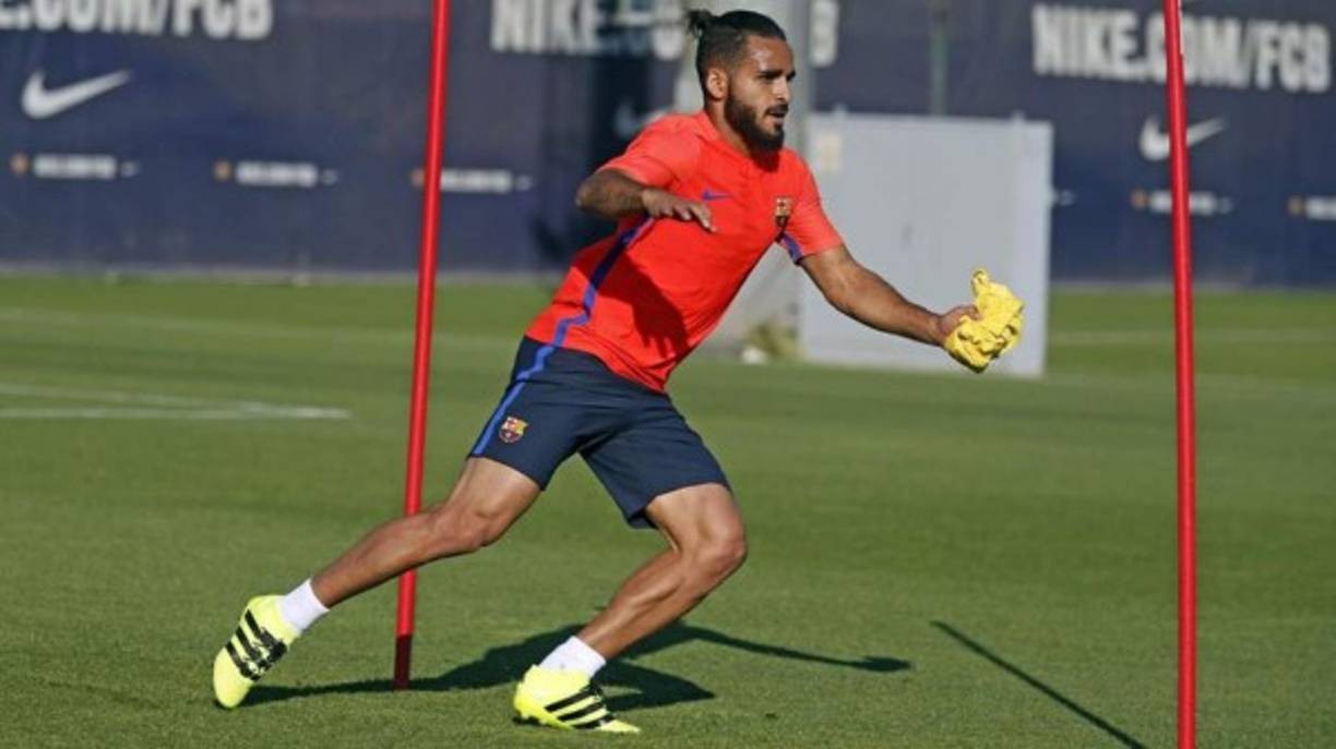 Según La Gazzetta, el lateral del Barça, Douglas, podría jugar la próxima temporada en la Roma. El director general deportivo, Monchi, ya había intentado llevárselo al Sevilla y ahora estaría dispuesto a hacerse cargo del sueldo íntegro. No es el único club que quiere a Douglas Pereira, el Benfica también estaría interesado. El brasileño jugó cedido el año pasado en Gijón.