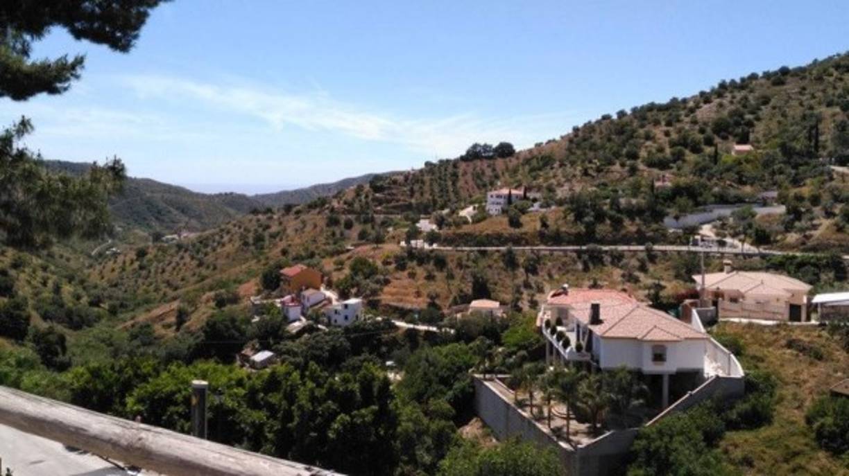 La operación es seguida de cerca por los medios españoles y ha generado numerosos comentarios en las redes sociales, incluso del presidente del gobierno, Pedro Sánchez, quien dijo en Twitter compartir 'la angustia de la familia del pequeño' y pidió mantener 'la esperanza en el mejor desenlace'.<br/><br/>