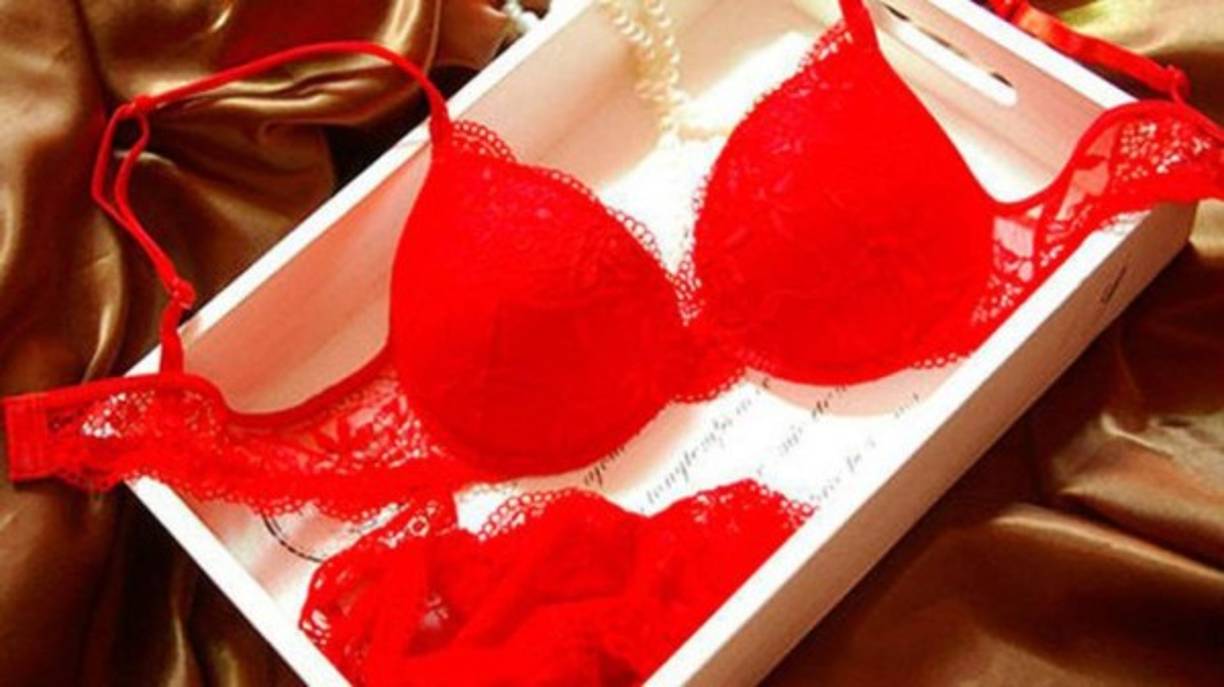 Una de las tradiciones más conocidas a nivel mundial es la de la ropa interior, según la superstición se debe vestir de color rojo para atraer el amor y la pasión en el nuevo año.