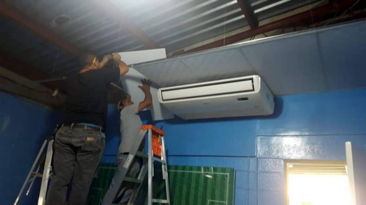 Se instalaron aires acondicionados y se ampliaron los camerinos a pedido de Jorge Luis Pinto.