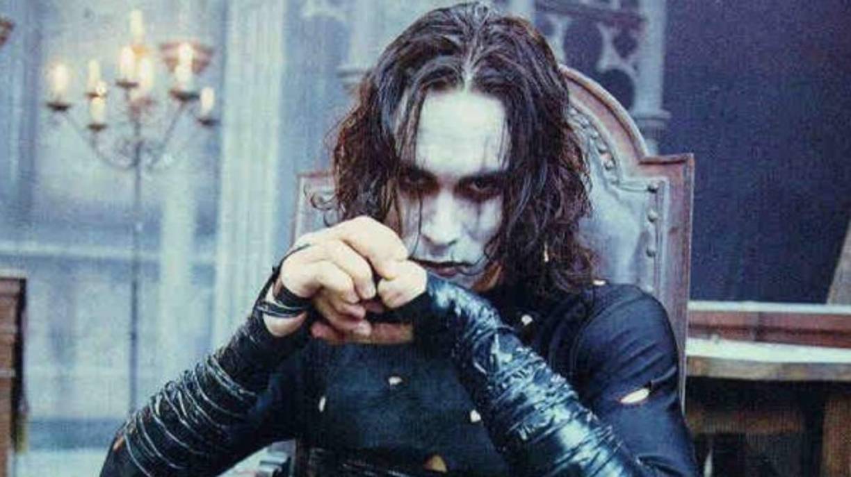 EL CUERVO<br/>La película le costó la vida a Brandon Lee, hijo del legendario Bruce Lee, en uno de los accidentes más trágicos en la historia de Hollywood, en donde un arma que debía contener balas de salva terminó cargada con munición real.<br/>La trágica muerte de Lee hizo crecer la leyenda de la maldición sobre su famoso padre (ver más adelante).