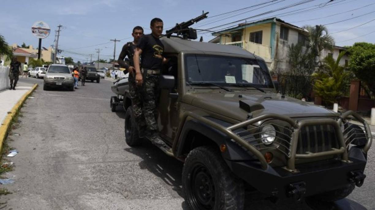 Los militares hicieron notar su presencia para dar seguridad.