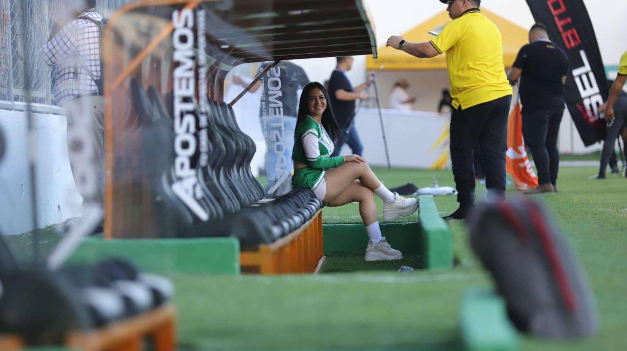 Sin duda, ella robó suspiros en la previa del clásico entre Real España y Olimpia. 