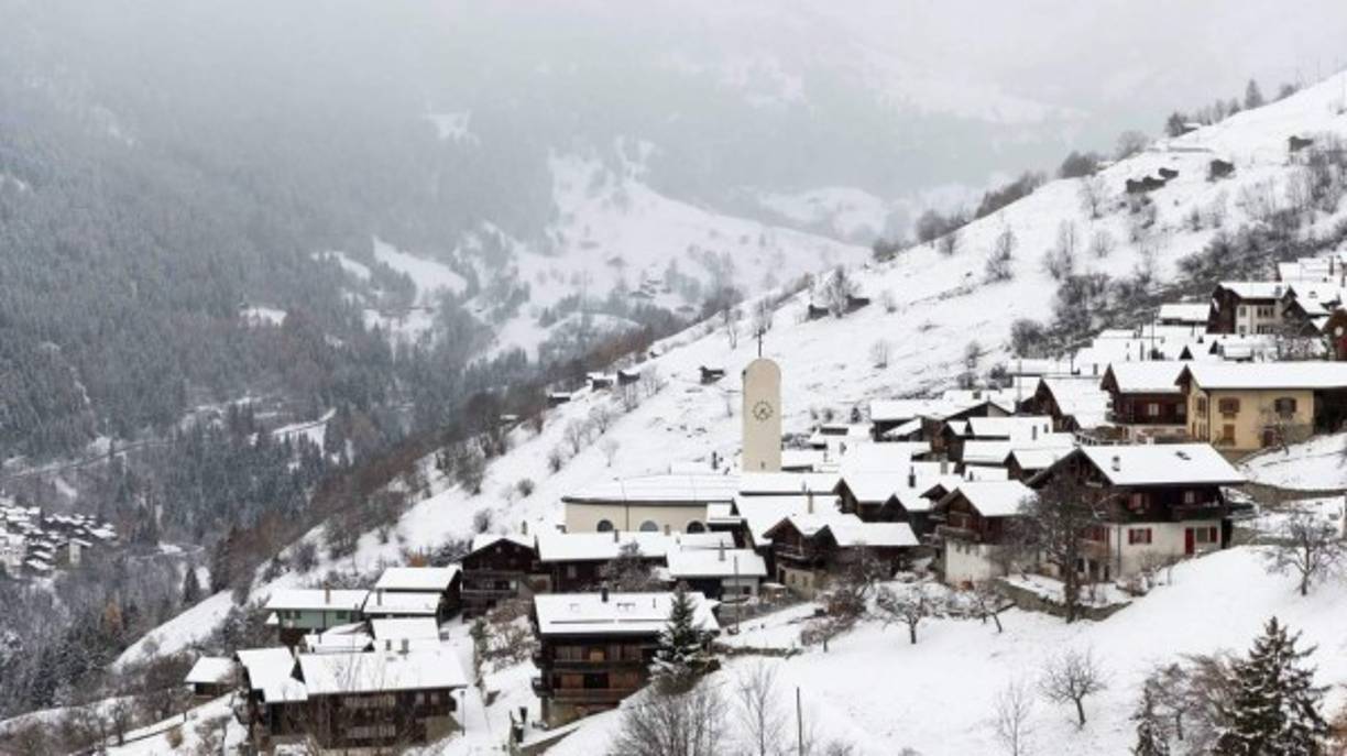 Para remediar esta triste situación para Albinen, el pueblo ha decidido actuar y pagar a cada persona individual que se mude allí 25,000 dólares, a cada pareja 50,000 y por cada niño 10,000adicionales.<br/><br/>