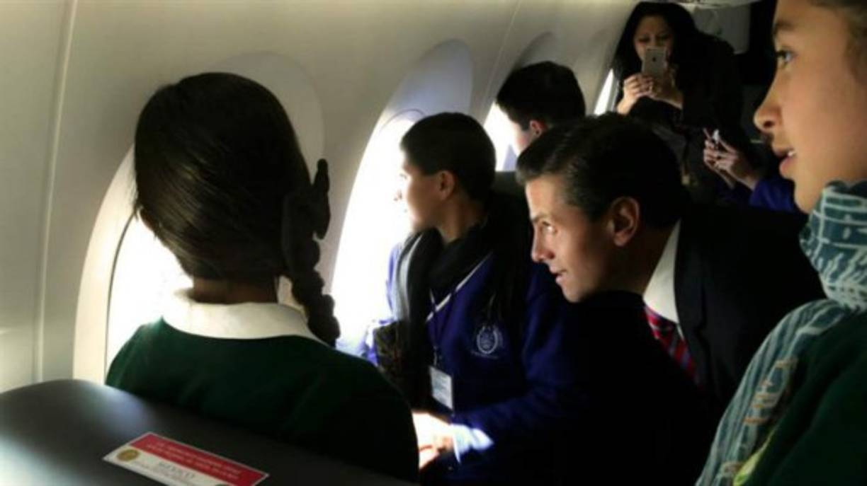 El avión, bautizado José María Morelos y Pavón, en honor a un héroe de la independencia de México, puede viajar cerca de 20 horas sin repostar combustible, volando hacia cualquier destino sin hacer escalas.