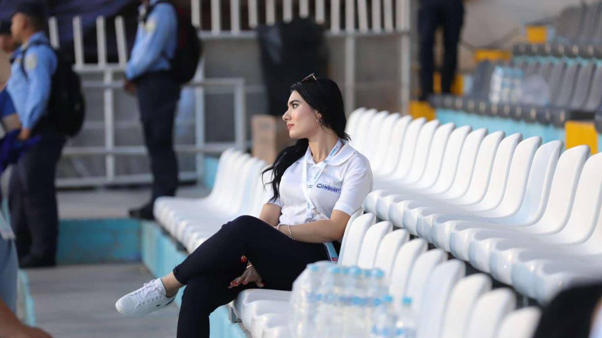 Esposa de Luis Palma cautiva, bellas chicas y ambiente en el Honduras-Jamaica