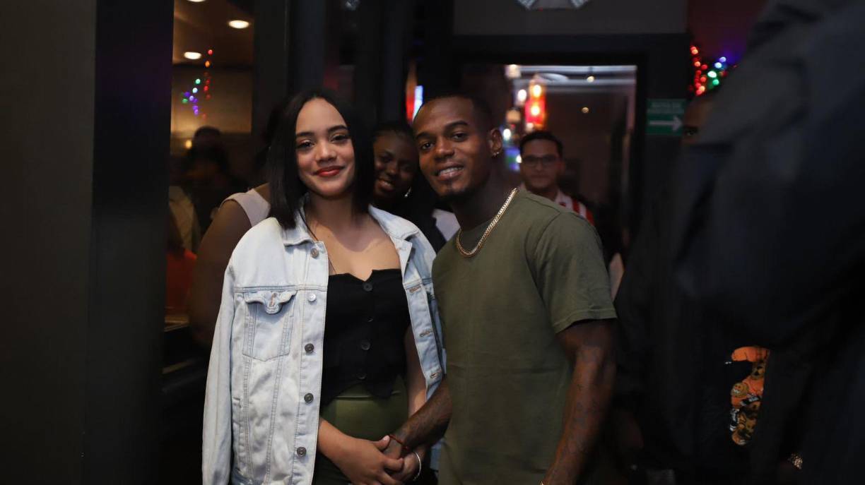 Edwin Solano posando para el lente de Diario LA PRENSA junto con su bella novia. El delantero tampoco pudo disputar la gran final.