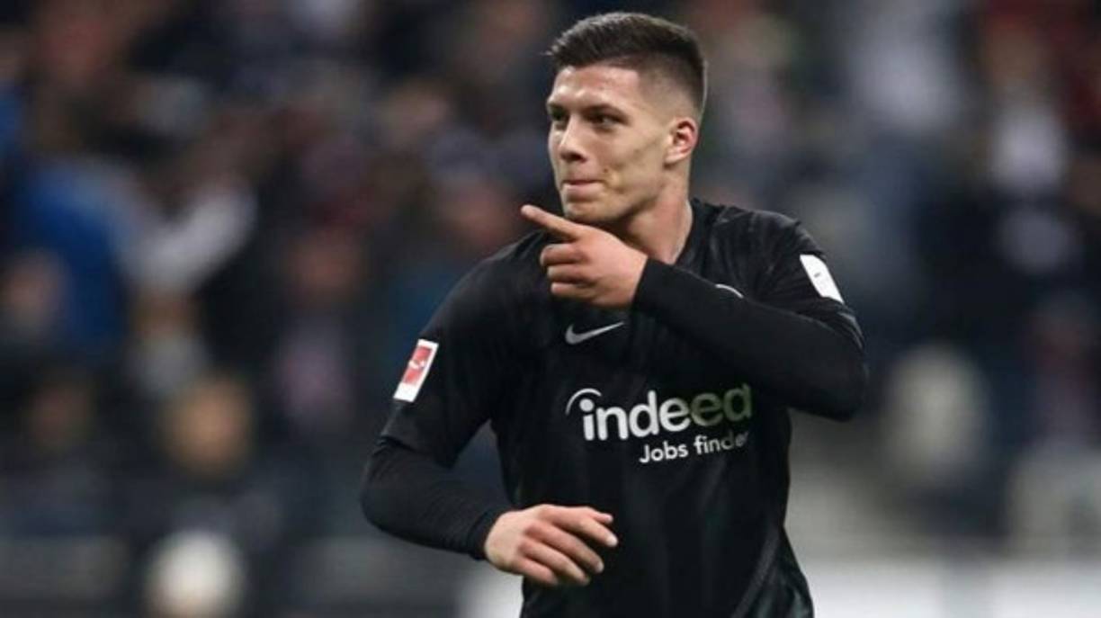 Sorpresa. El Real Madrid entra en la puja por el delantero serbio Luka Jovic según publica el diario AS. El delantero del Eintracht Frankfurt de Bundesliga está teniendo una gran campaña y señalan que en el club blanco se han interesado en sus servicios.